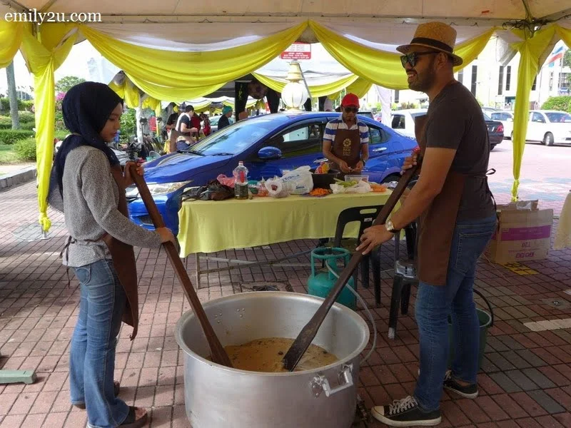 3. members of Kelab Sukan & Kebajikan Media Perak stir the pot