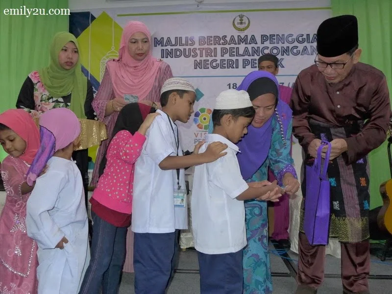 4. Rohingya children receive their Hari Raya goodies