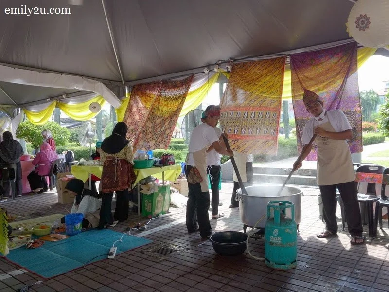5. cooking bubur lambuk
