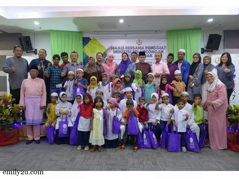 5. Rohingya children and their guardians from Rohingya Society Malaysia (Perak) take a group photo with their hosts and sponsors