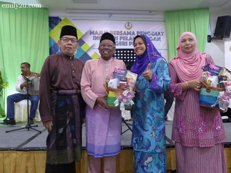 6. Ipoh City Councillor-cum-President of Perak Tourism Association (PTA) Tuan Haji Mohd Odzman Abd. Kadir (2nd from left) receives his Hari Raya hamper from (L-R): Tourism Perak Chairman Datuk Mohd Kamil Shafie; Perak State ExCo for Tourism, Arts, Culture, Multimedia and Communications, Dato' Nolee Ashilin Mohammed Radzi & Tourism Perak CEO Pn. Zuraida Md. Taib