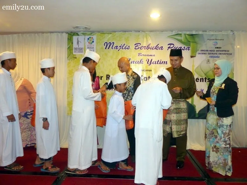 7. hotel director Cheong Soon Loong and sponsor En. Noorzamani (R) distribute goodie bags and duit raya to kids from Maahad Tahfiz Al Ansori