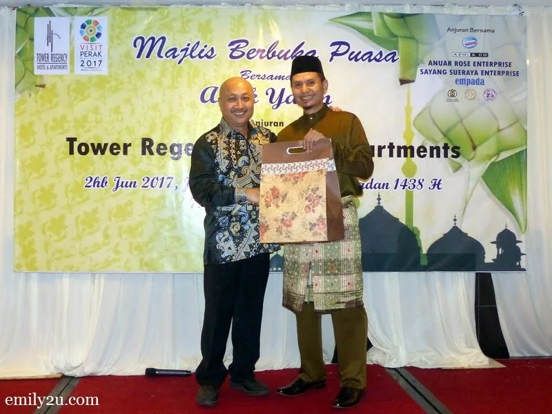 8. hotel director Cheong Soon Loong (L) presents a token of appreciation to sponsor En. Noorzamani (R)