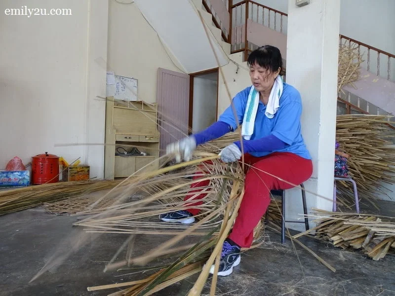 3. weaving of the basket body begins