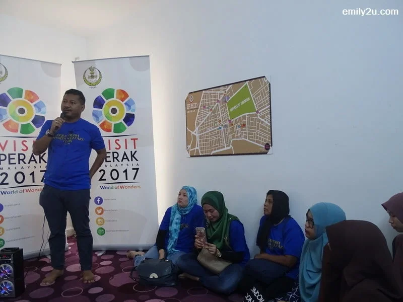  1. KSKMP adviser-cum-delegation leader, Datuk Akmar Hisham Mokhles, gives a prep talk to the Malaysian students who attended the informal gathering in Irbid, Jordan