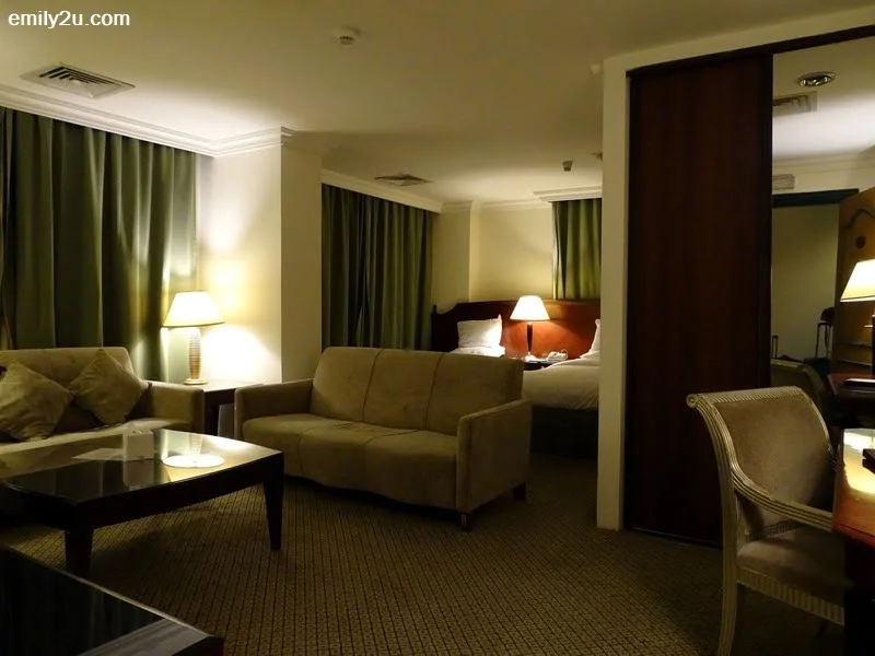 4. corner unit suite with twin beds