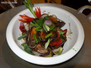 5 Wok-fried Mussels with dry chilli