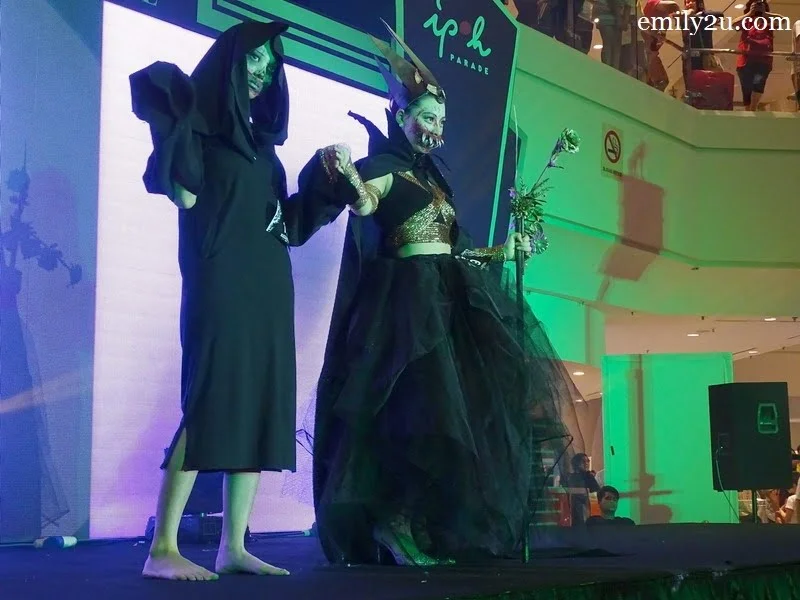 19. Choy Chui Ying with Queen of Vampire Isabella