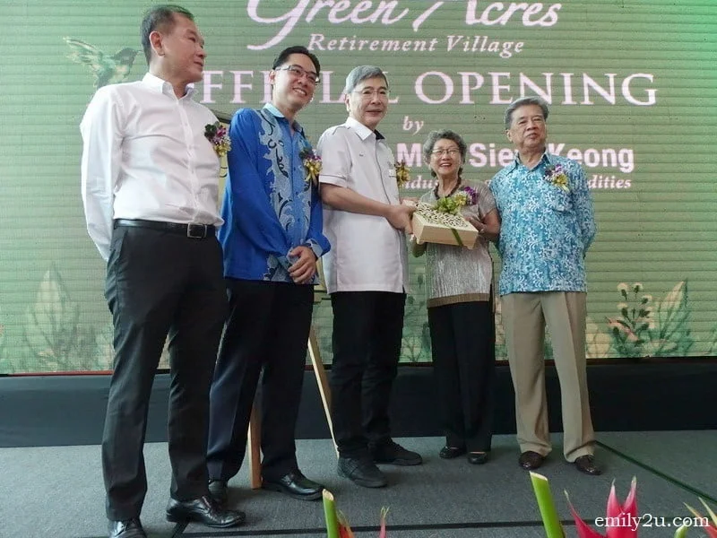 6. gift of appreciation to guest-of-honour, Y.B. Datuk Seri Mah Siew Keong (Minister of Plantation, Industries and Commodities), by Mdm. Siew Yin Leng
