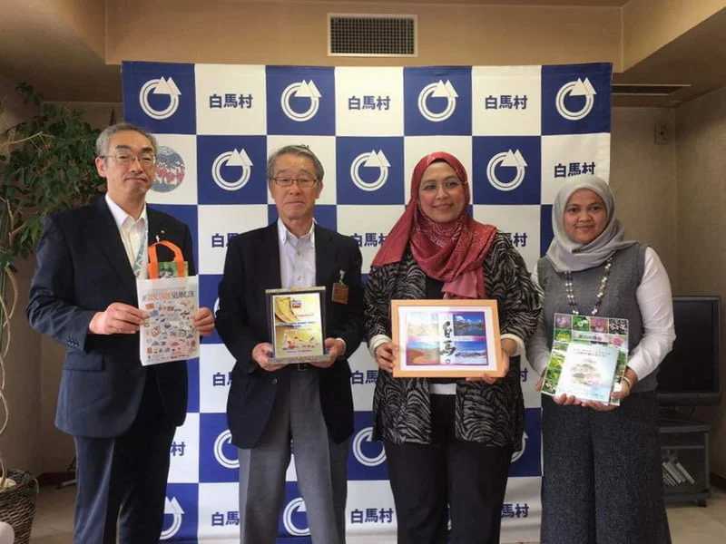 Puan Noorul Ashikin Mohd. Din (2nd from R) with representatives from Hakuba Goryo (L & 2nd from L)