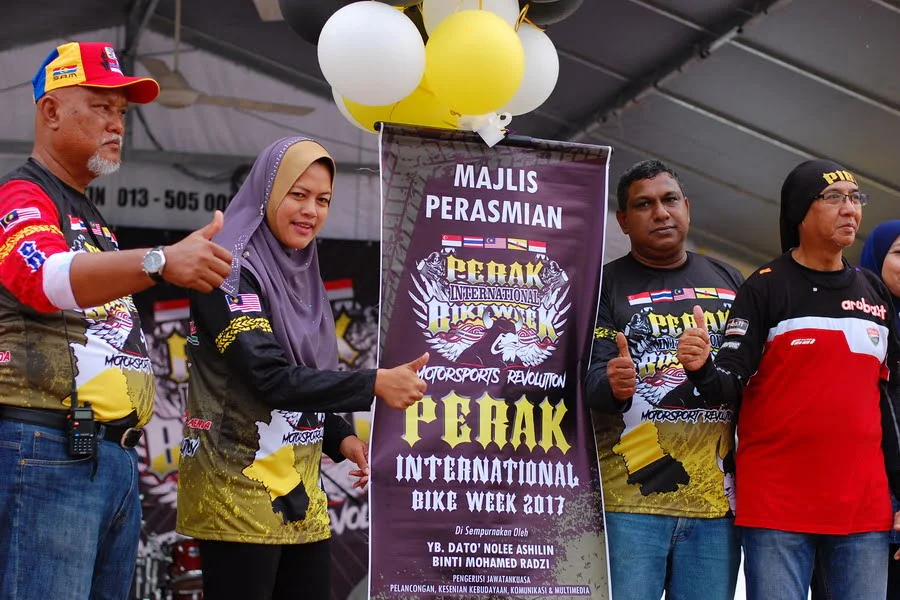 1. (L-R): Osman Ehsan, adviser PIBW; YB Dato' Nolee Ashilin binti Dato' Mohd Radzi Perak State ExCo for Tourism, Datuk Seri Kamaruddin, Dato' Raja Jamil Raja Muhamad patron of PIBW2017