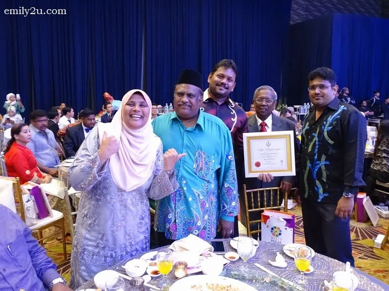 16. Awards Organising Chairman Datuk Mohd Odzman Abdul Kadir (2nd from R) and his daughter, Syariza Odzman (L) with restaurateurs
