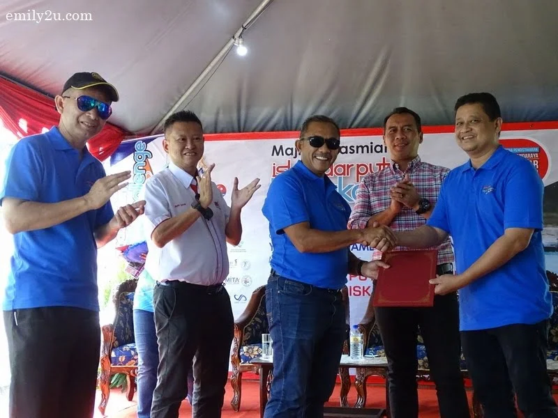 2. exchange of Memorandum of Understanding between President of Johor Bahru Tengah Municipal Council Tuan Haji Adib Azhari Bin Daud (3rd from R) and President Malaysia Tourism Council Uzaidi Udanis (R)