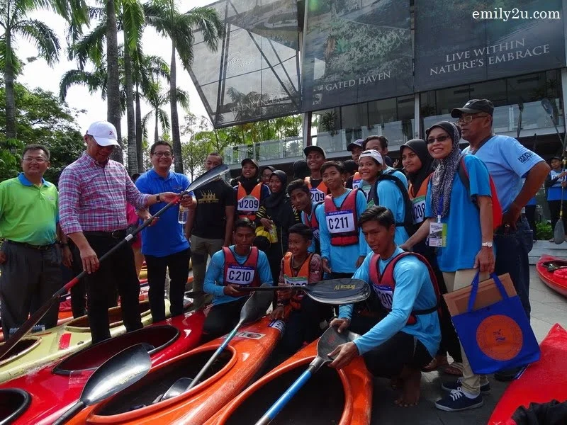 6. Y.B. Dato' Zulkurnain checks a paddle