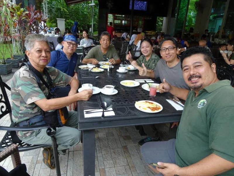 birders enjoying their lunch at the Cuisines