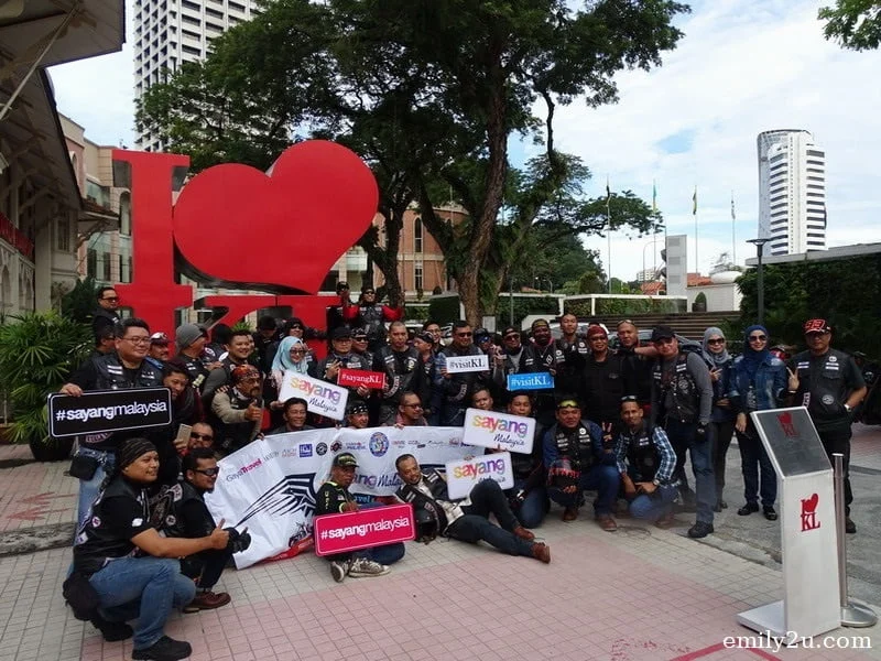 1. members of Kingz MG Malaysia take a group photo in front of KL City Gallery