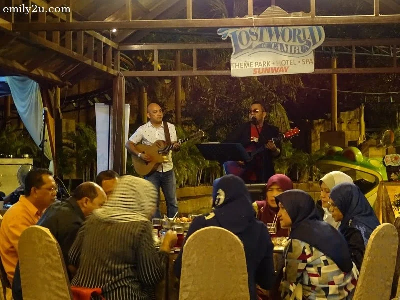 light entertainment during the dinner event