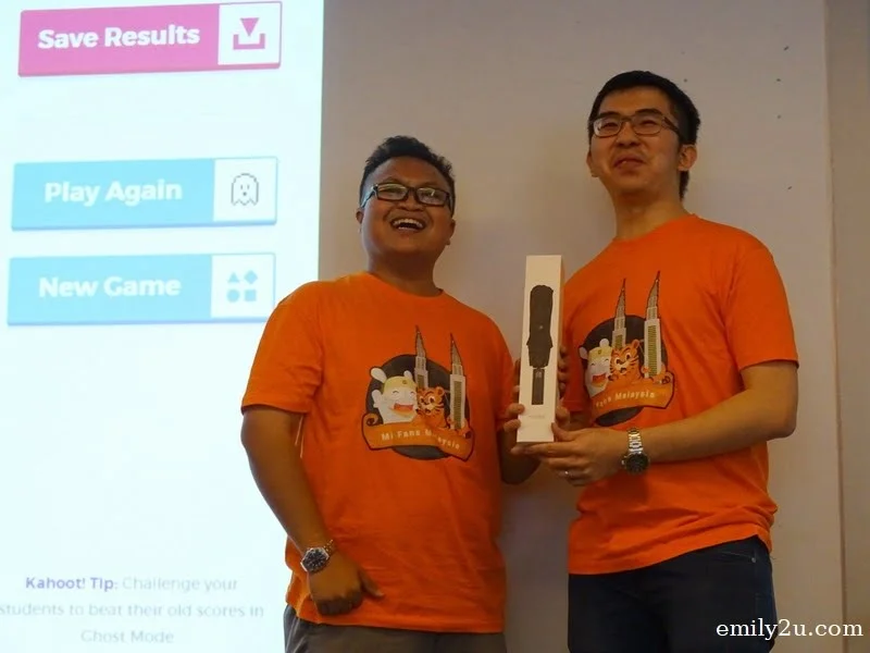 14. winner of the quiz, Afiq, with his prize of a Mi Umbrella (L)