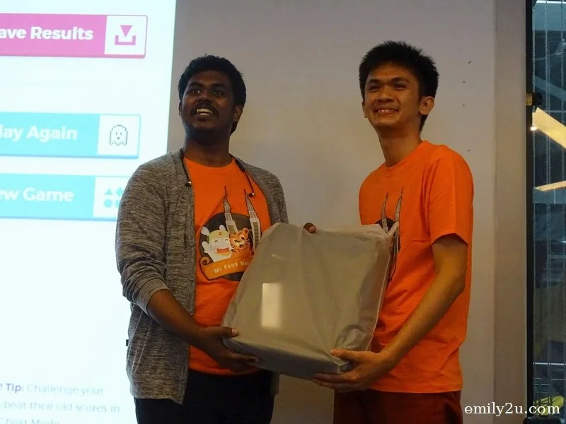 17. Wow, a Xiaomi laptop bag is given away to this fan by Sparky (L). Envious!