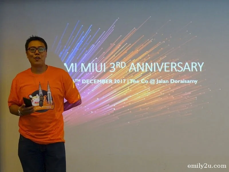 4. Mi MIUI Malaysia community founder Kellaw hiding a latest model Xiaomi phone in his hand