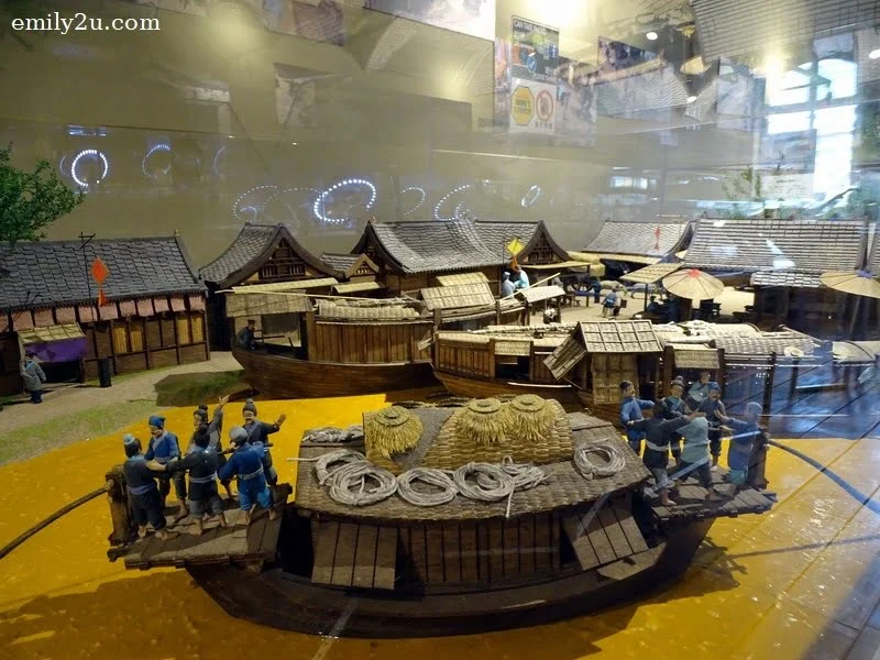 17. scene from Along the River During the Qingming Festival: workers scull the boat