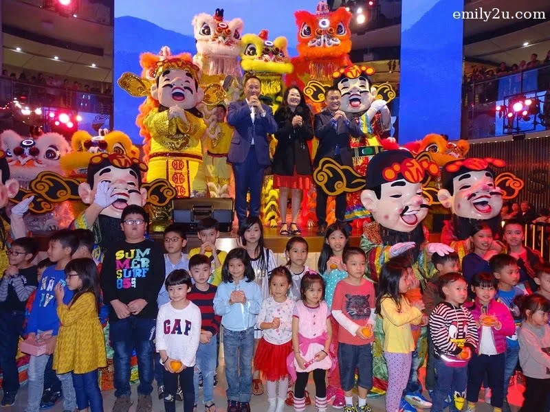 6. a group shot with the kids