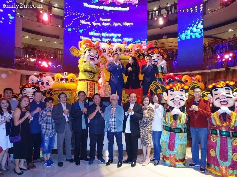 7. a group shot with the Who's Who from the Malaysian press