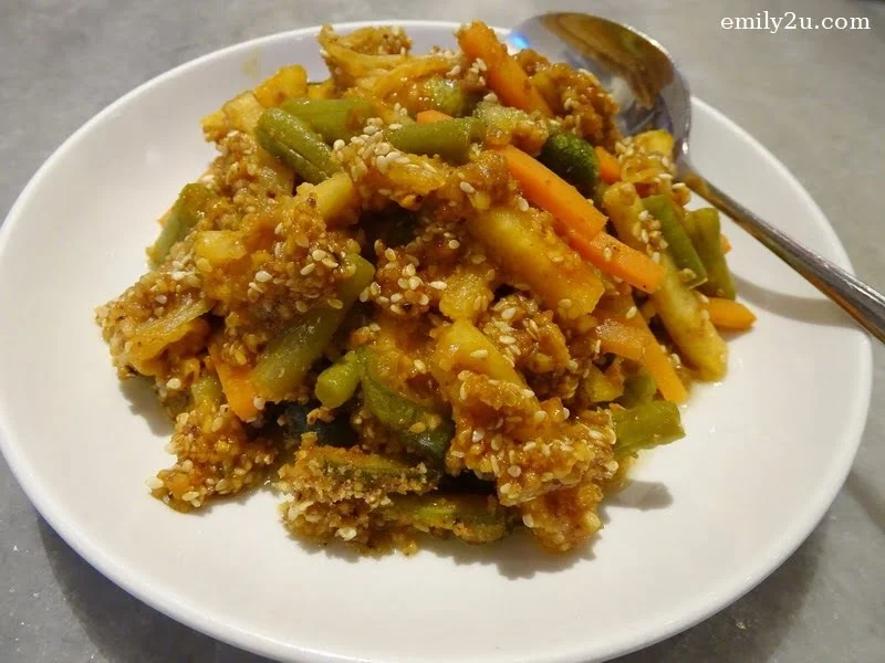 10. Nyonya acar (pickled vegetables)