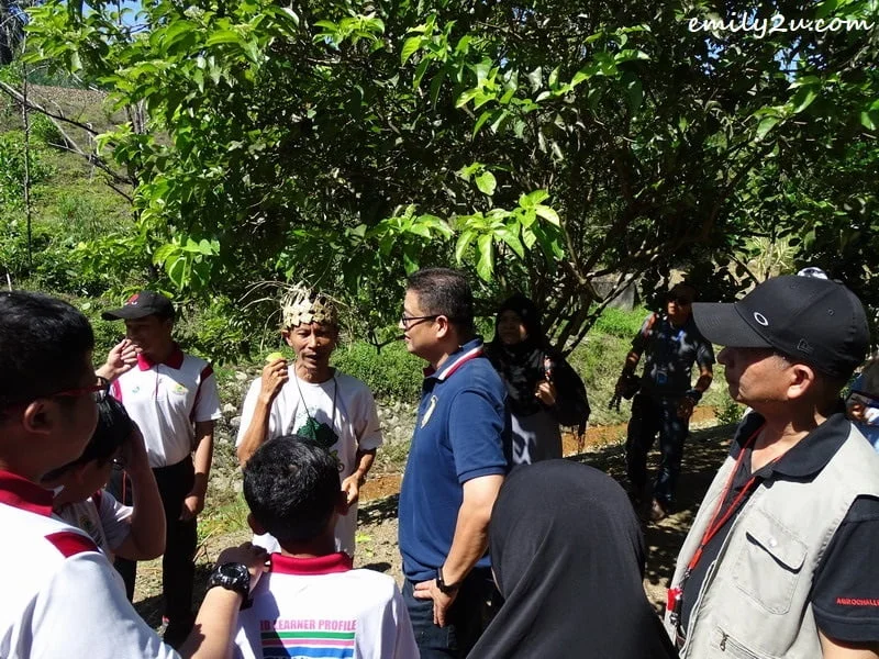 11. President of Malaysia Tourism Council (MTC) Uzaidi Udanis (in blue) and ExCo Malaysia Tourism Council Aminuddin Mohamad join in