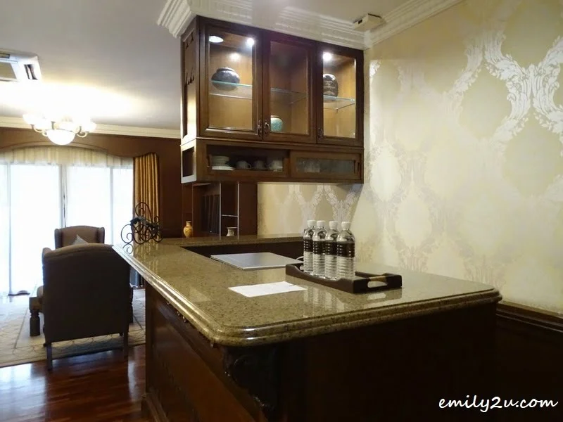 12. bar counter in the suite