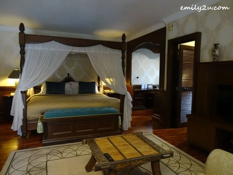 13. bedroom