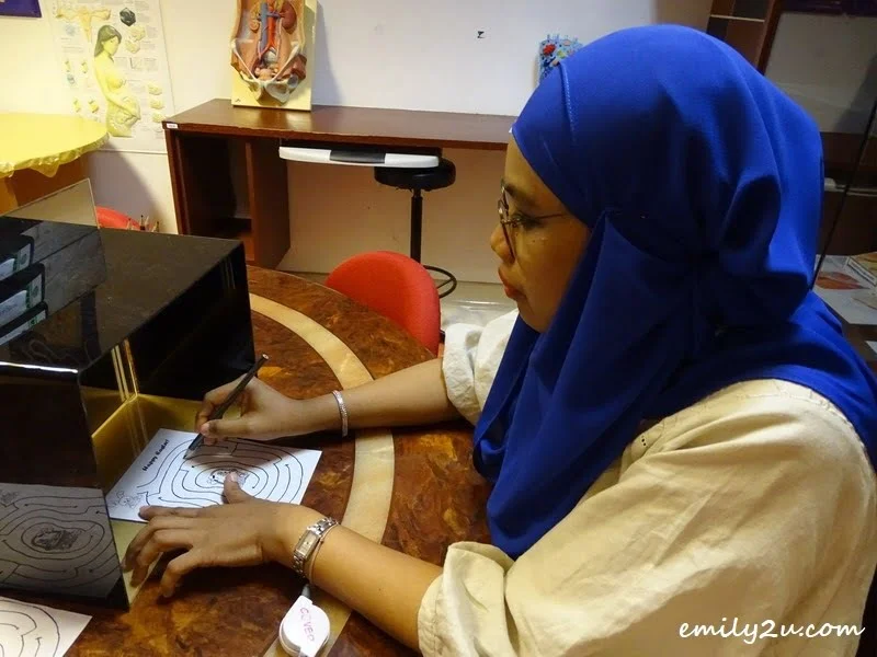 15. Acik does a quick test to find out if she's left or right brain dominant