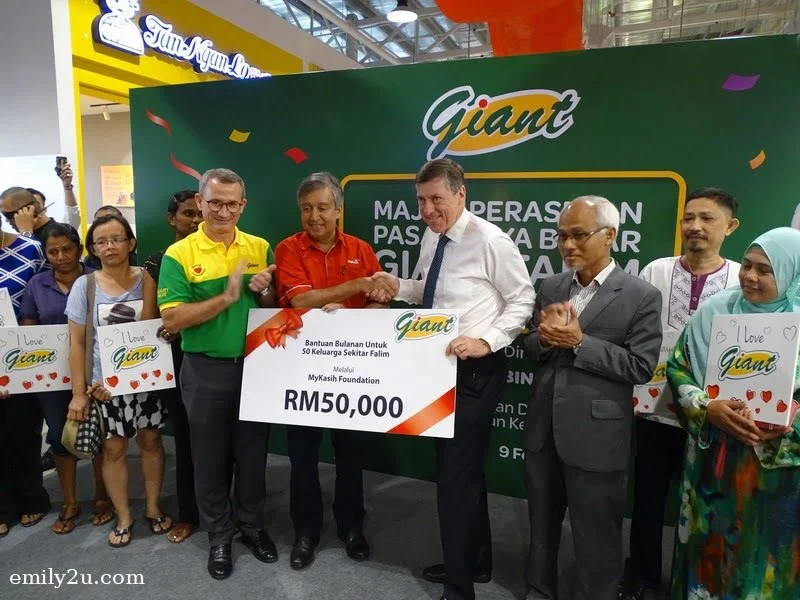 17. GCH (Retail) Malaysia Sdn. Bhd., through MyKasih, sponsors 50 families in the community for RM50,000 worth of groceries from Giant Hypermarket for one year