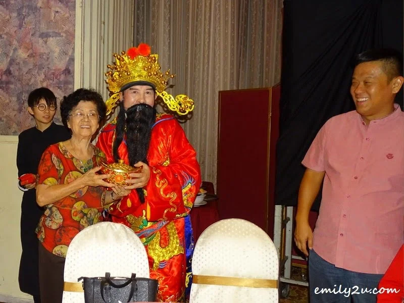 25. God of Prosperity spreads wealth and good fortune