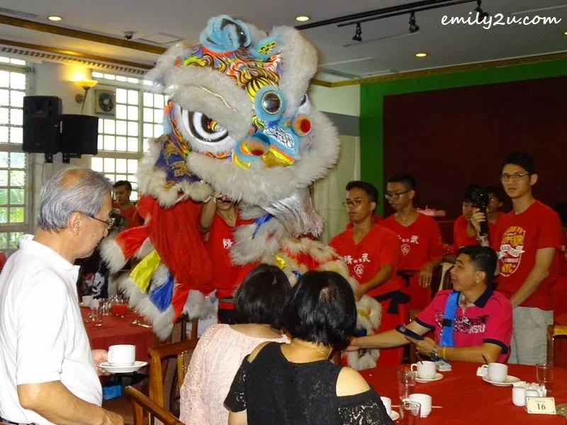  5. guests are delighted to see the lion 