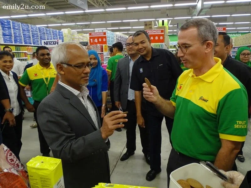 5. Dato' Basaruddin Bin Sadali (L) and Mr. Pierre-Olivier Deplanck (R) try Giant home brand biscuits