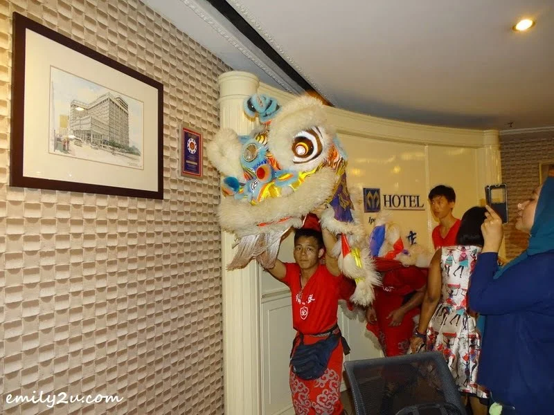 8. lion blesses the reception counter