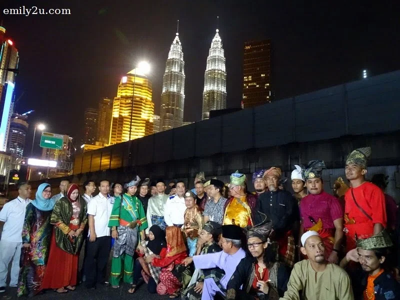 group photo during 10,000 Langkah Berbusana @ Kg Bharu with Petronas Twin Towers as backdrop