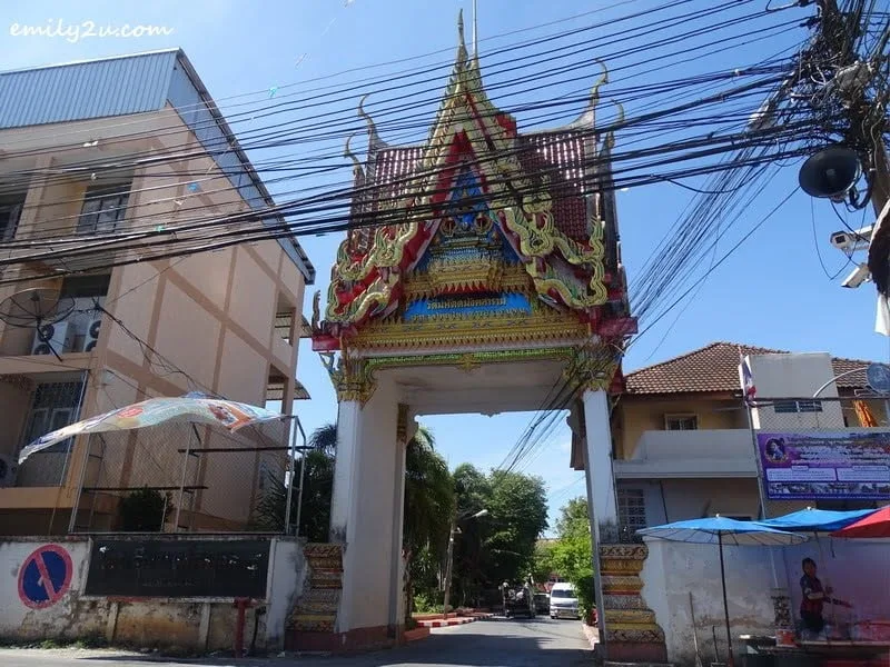 1. entrance to Wat Hat Yai Nai