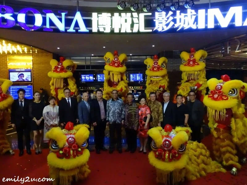  11. group photo with the VIPs