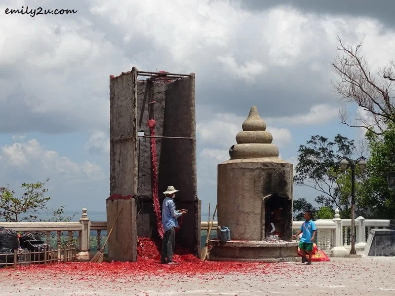 19. devotees pay homage to deities with lighting off long red firecrackers