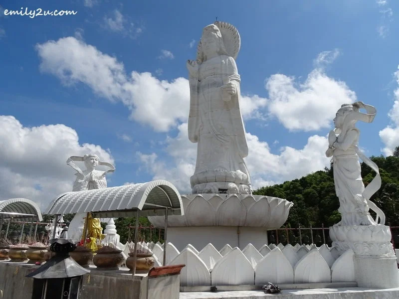 7. Goddess of Mercy flanked by Jade Maiden (玉女) and Golden Youth (金僮) 