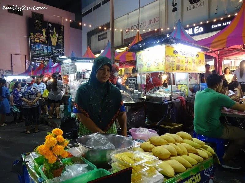 7. mango sticky rice @ ฿40 per pack