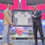 Gavin O’Luanaigh presents Kevin Tann with the signed jersey from Steven Gerrard at the Genting Football Fever 2018 launch