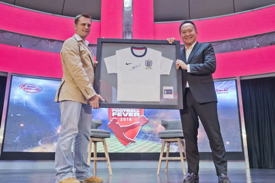 Gavin O’Luanaigh presents Kevin Tann with an autographed jersey from Steven Gerrard at the Genting Football Fever 2018 launch