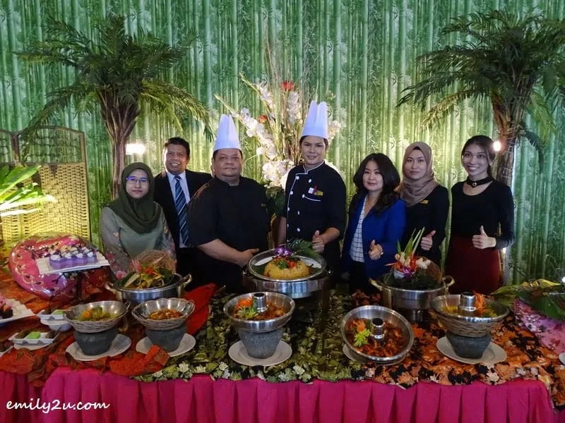 1. Syeun Hotel Ipoh team presents Buffet Ramadan Al Mubarak (L-R): Sales Coordinator Nooratikah, Assistant Sales Manager Anuar Yusoff, Sous Chefs Fareiz Abd Aziz & Nizamhuri Musa, Syeun Hotel Director Maggie Ong, Business Development Manager Nooris and Event Executive Moon