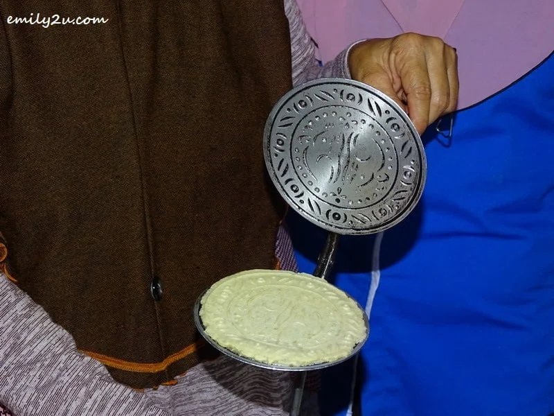 11. kuih sapit is cooked