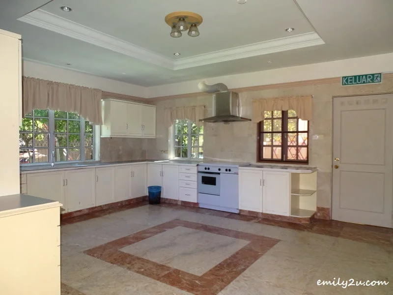 24. villa kitchen