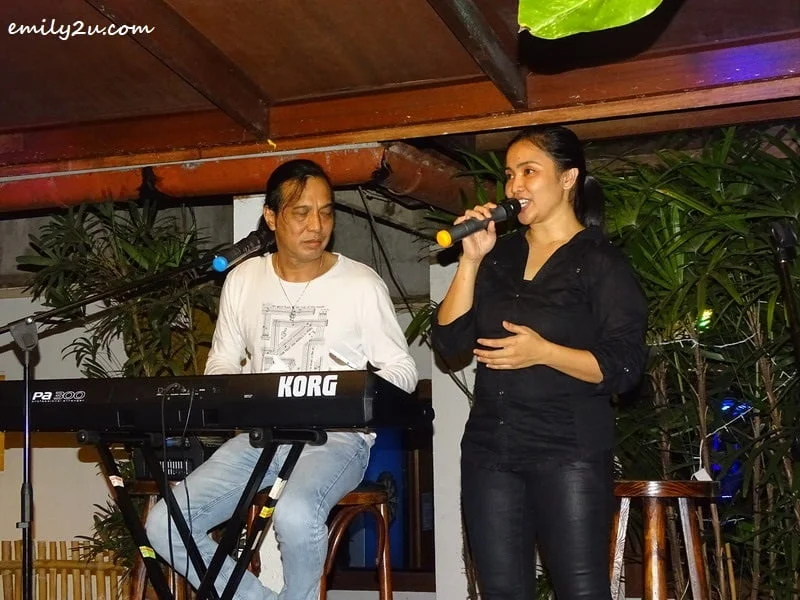 25. live entertainment during dinnertime