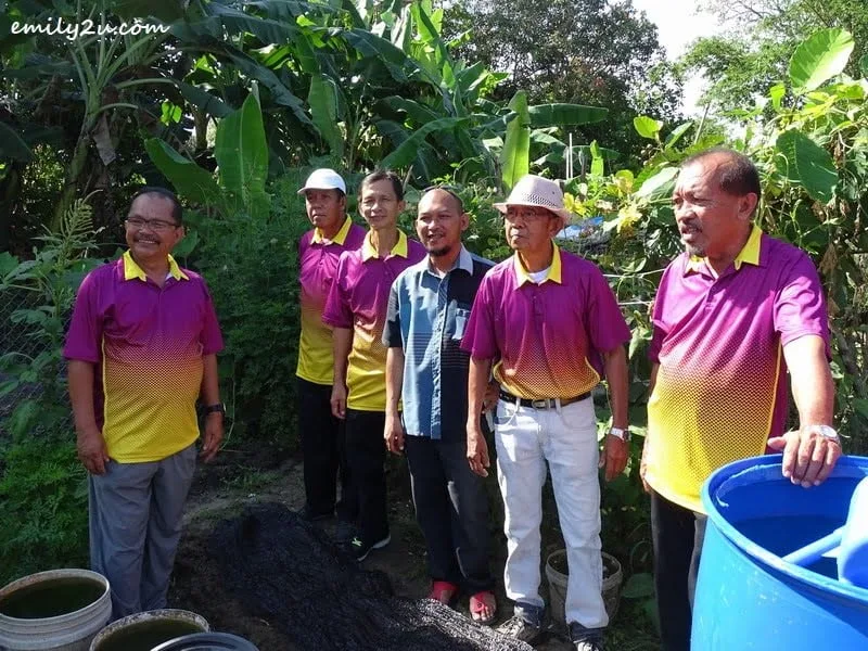 9. Ketua Kampung En. Faizal Bin Hj. Lakat (in blue) with community leaders